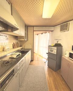 Kuroiso-WiFi強- 那須の入り口JR黒磯駅から歩いて7分の宿泊ビル 完全プライベートフロア的带水槽和炉灶的厨房