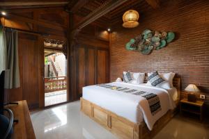 Postel nebo postele na pokoji v ubytování Oemah Joglo 2 Ubud + 25 fotografií
