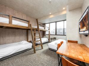 Ένα ή περισσότερα κρεβάτια σε δωμάτιο στο WELLSTAY Namba +65 φωτογραφίες