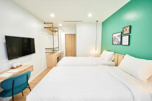 Postel nebo postele na pokoji v ubytování Wilque Hotel Hanoi