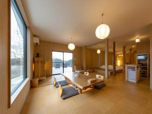 ein Wohnzimmer mit Tisch und ein Schlafzimmer in der Unterkunft ALL SEASON RESORT No4 Tenku in Chōjamachi