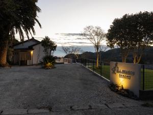 eine Einfahrt mit einem Schild vor einem Gebäude in der Unterkunft ALL SEASON RESORT No4 Tenku in Chōjamachi + 53 Fotos