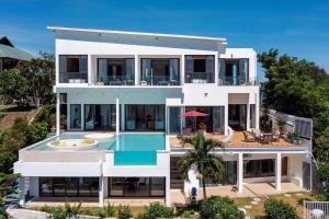 an aerial view of a house with a swimming pool at MQ 女王海滨别墅（6 bedroom） in Koh Samui 