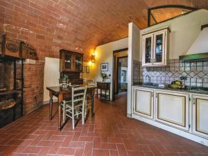 a kitchen with a table and a brick wall at Agriturismo Tenuta Quarrata Santo Pietro Belvedere in Ripoli