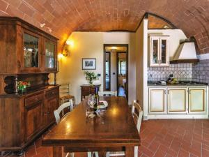 a kitchen and dining room with a wooden table at Agriturismo Tenuta Quarrata Santo Pietro Belvedere in Ripoli