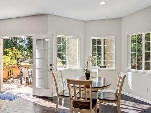 Photo de la galerie de l'établissement Serene and Stylish 3BD 2,5BA House Near Wineries, à Sonoma