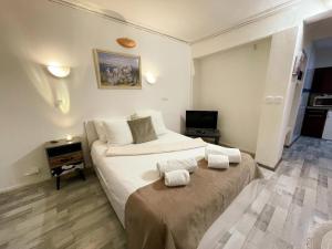 a bedroom with a large bed with towels on it at Studio au cœur d'Amboise pour 2 pers, vue sur château - FR-1-381-609 in Amboise