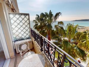 d'un balcon avec des chaises et une vue sur la plage. dans l'établissement Studio rénové avec balcon et garage en plein cœur de Menton - FR-1-196-375, à Menton