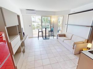 un salon avec un canapé et une table dans l'établissement Studio rénové avec balcon et garage en plein cœur de Menton - FR-1-196-375, à Menton