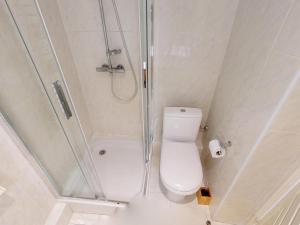 une salle de bain blanche avec douche et toilettes dans l'établissement Studio rénové avec balcon et garage en plein cœur de Menton - FR-1-196-375, à Menton 7 autres photos