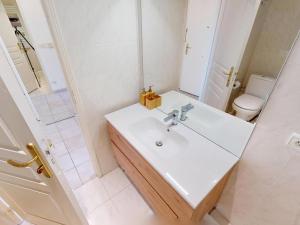 une salle de bain avec un lavabo et des toilettes dans l'établissement Studio rénové avec balcon et garage en plein cœur de Menton - FR-1-196-375, à Menton