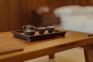 北京重构·潮东里人文酒店(北京王府井店)的桌上放三杯的托盘