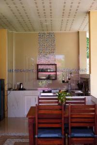 Η κουζίνα ή μικρή κουζίνα στο Baan Ob-oun Homestay