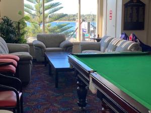 Χώρος καθιστικού στο Lakes Entrance RSL Glenara Motel