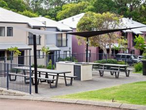una mesa de picnic y bancos en un parque en Moo's Hoose, en Margaret River Town