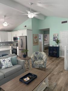 Η κουζίνα ή μικρή κουζίνα στο Ocean View, Short Walk to Beach, Free Golf Cart