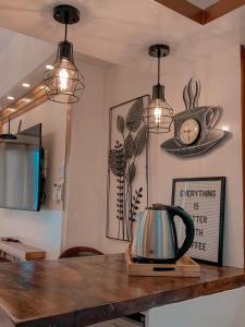 una cocina con 2 luces y un hervidor de agua en una encimera en Toffee Staycation, en Tagaytay