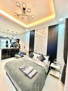 een slaapkamer met een groot bed met een kroonluchter bij VIRAPLACe 4# in Pattaya