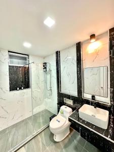 een badkamer met toilet, douche en wastafel bij VIRAPLACe 4# in Pattaya +33 foto's