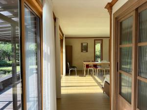 Fotografie z fotogalerie ubytování Yongin Greenish Family Cottage with a Fireside Yard v destinaci Jongin