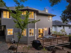 ソノマにあるSerene and Stylish 3BD 2,5BA House Near Wineriesのデッキとパティオのある家