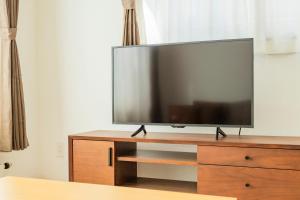 TV a/nebo společenská místnost v ubytování Sakura Villa Kotoni フルリフォーム ファミリーオススメ マーケット近く