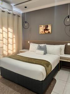 Ένα ή περισσότερα κρεβάτια σε δωμάτιο στο LIVE-INN LUXURY SUITES