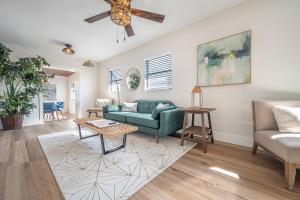 un soggiorno con un divano e un tavolo di 701 W Indiana Ave a Tampa