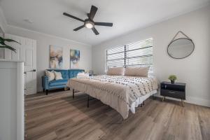 una camera da letto con un letto e un ventilatore a soffitto di 701 W Indiana Ave a Tampa