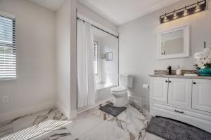 un bagno bianco con un water e un lavandino di 701 W Indiana Ave a Tampa