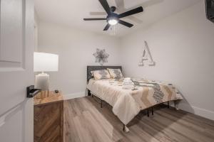 una camera con letto e ventilatore a soffitto di 701 W Indiana Ave a Tampa