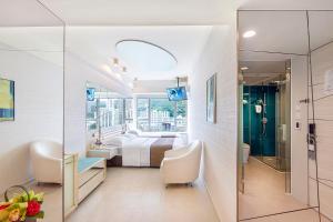 una camera d'albergo con un letto e un bagno di Regal Riverside Hotel a Hong Kong