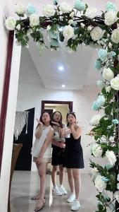 two girls are standing in front of a mirror at Khách sạn sơn thinh 23d Thuỳ Vân in Vung Tau +28 photos