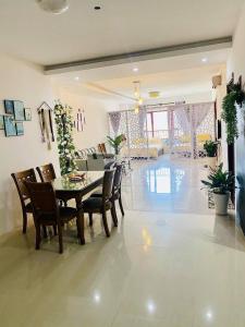 a dining room with a table and chairs at Khách sạn sơn thinh 23d Thuỳ Vân in Vung Tau