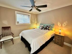 Katil atau katil-katil dalam bilik di Lovely 2br Bsmt Suite W Parking For Pickup