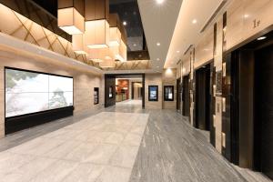 Hotel Granvia Osaka-JR Hotel Group的电视和/或娱乐中心