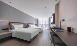 Postel nebo postele na pokoji v ubytování Atour Light Hotel Tianjin Binhai New Area Third Street
