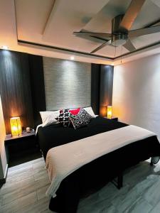 Postel nebo postele na pokoji v ubytování AXEL Suites Diamante Jacuzzi