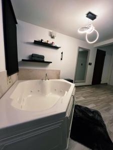 Koupelna v ubytování AXEL Suites Diamante Jacuzzi