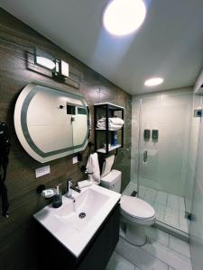 Koupelna v ubytování AXEL Suites Diamante Jacuzzi + 3 fotografie