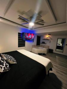 Postel nebo postele na pokoji v ubytování AXEL Suites Diamante Jacuzzi