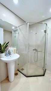 a bathroom with a shower and a sink at LEÉ BOISE Hà Nội - Luxury Apartment in Vinhomes Times City in Hanoi +28 photos