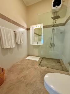 a bathroom with a glass shower and a toilet at Watawala Tea Plantation Bungalow in Rozella