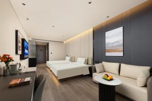 un soggiorno con un divano e un tavolo di Atour Hotel Tianjin Binhai Yujiapu Financial District a Tianjin