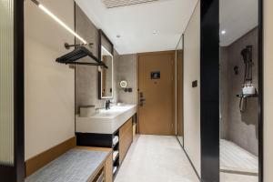 un bagno con lavandino e doccia di Atour Hotel Tianjin Binhai Yujiapu Financial District a Tianjin