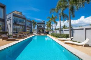 Φωτογραφία από το άλμπουμ του Your Tropical Home Away From Home - Villa Argent 10 with 3BR and Access to Large Pool σε Thalang