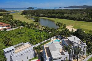 Φωτογραφία από το άλμπουμ του Your Tropical Home Away From Home - Villa Argent 10 with 3BR and Access to Large Pool σε Thalang