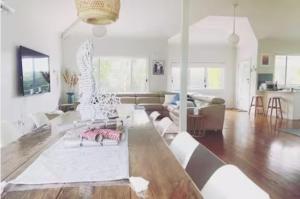 un salon avec un canapé et une table dans l'établissement Seabreeze at One Mile, à Boat Harbour