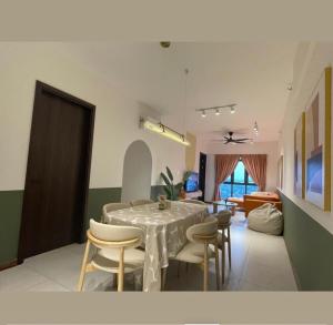 Un lugar para sentarse en Cozy Unit in Modern Condo 2B2B
