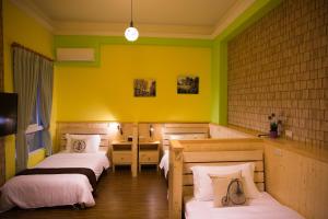 Uma cama ou camas num quarto em 輕旅小站 Soft Travel Hostel